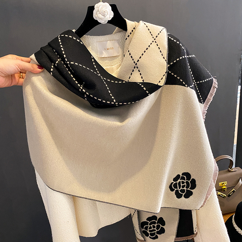 وشاح شتوي نسائي فاخر بطبعة زهو - مراجعة Woven Scarf Blanket وسعره